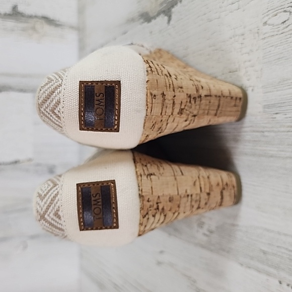Toms beige cream wedge cork tapestry heel slipon sandal shoes 3.5" heel Size 8.5 - Picture 6 of 14